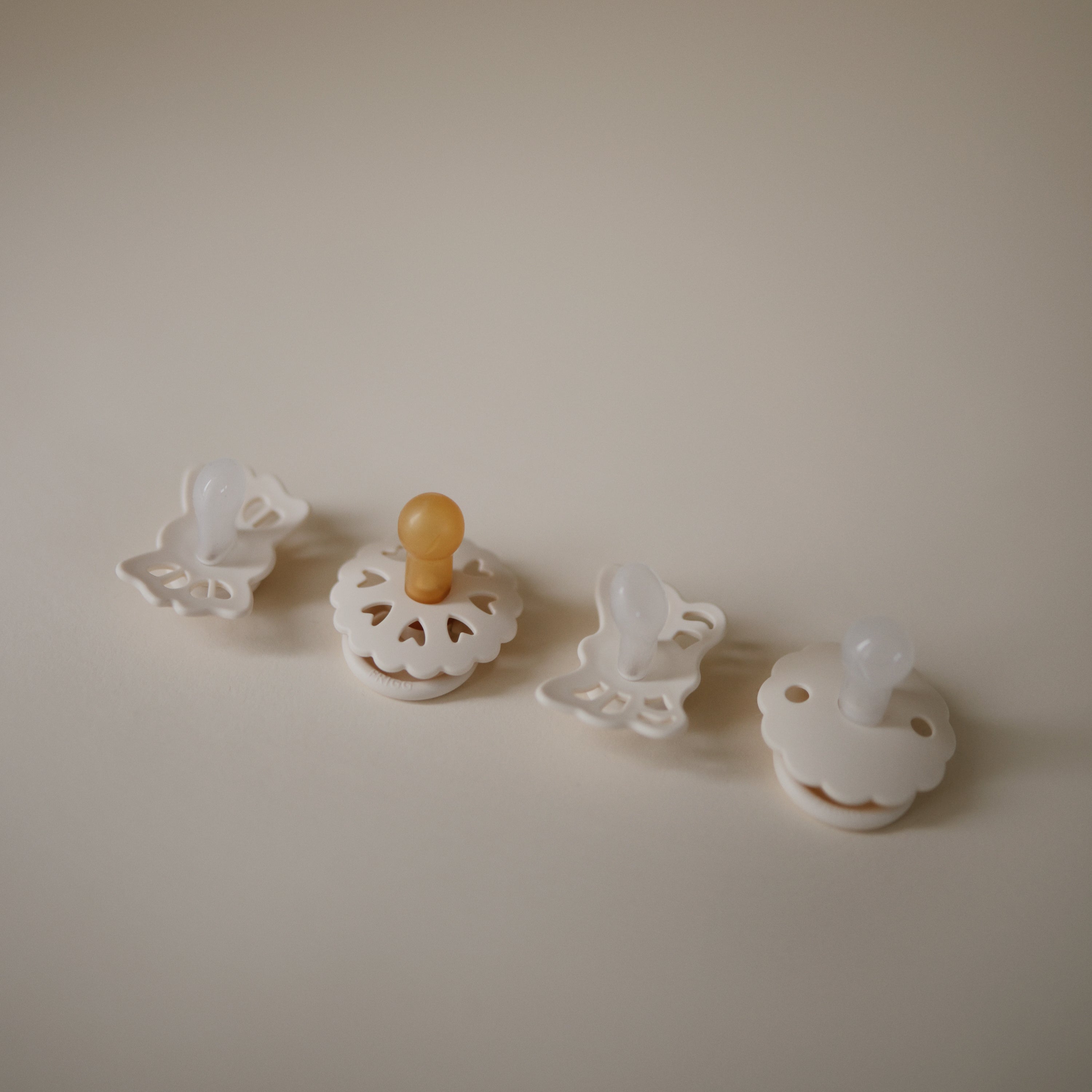FRIGG Baby's First Pacifier Floral Heart (Cream) 4-Pack – Mushie