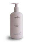 The mushie Lavender Baby Body Lotion comes in a white pump bottle, contains 400 ml (13.53 fl oz), features a calming lavender scent, is made in Denmark with natural ingredients.