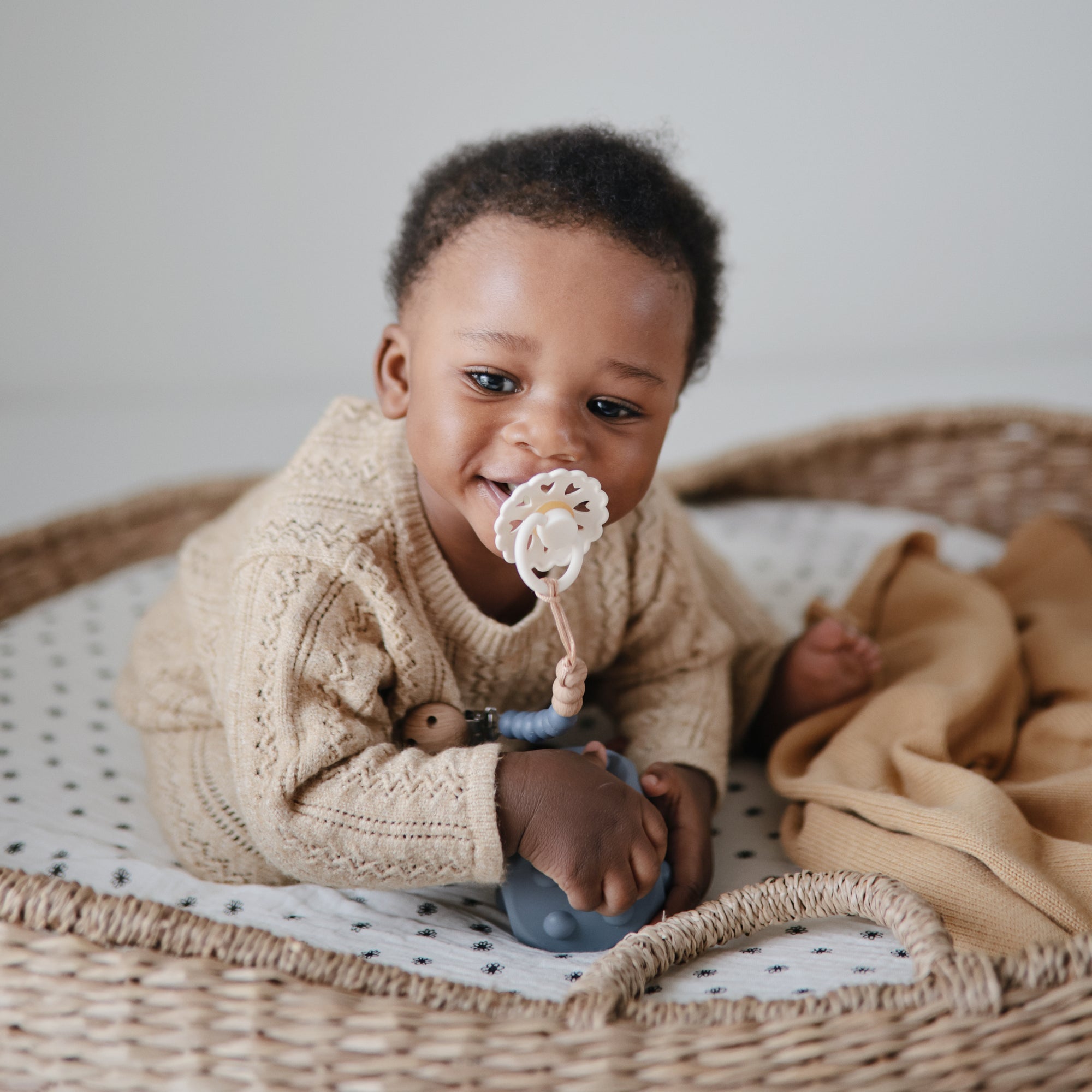 FRIGG Baby's First Pacifier Floral Heart (Cream) 4-Pack – Mushie