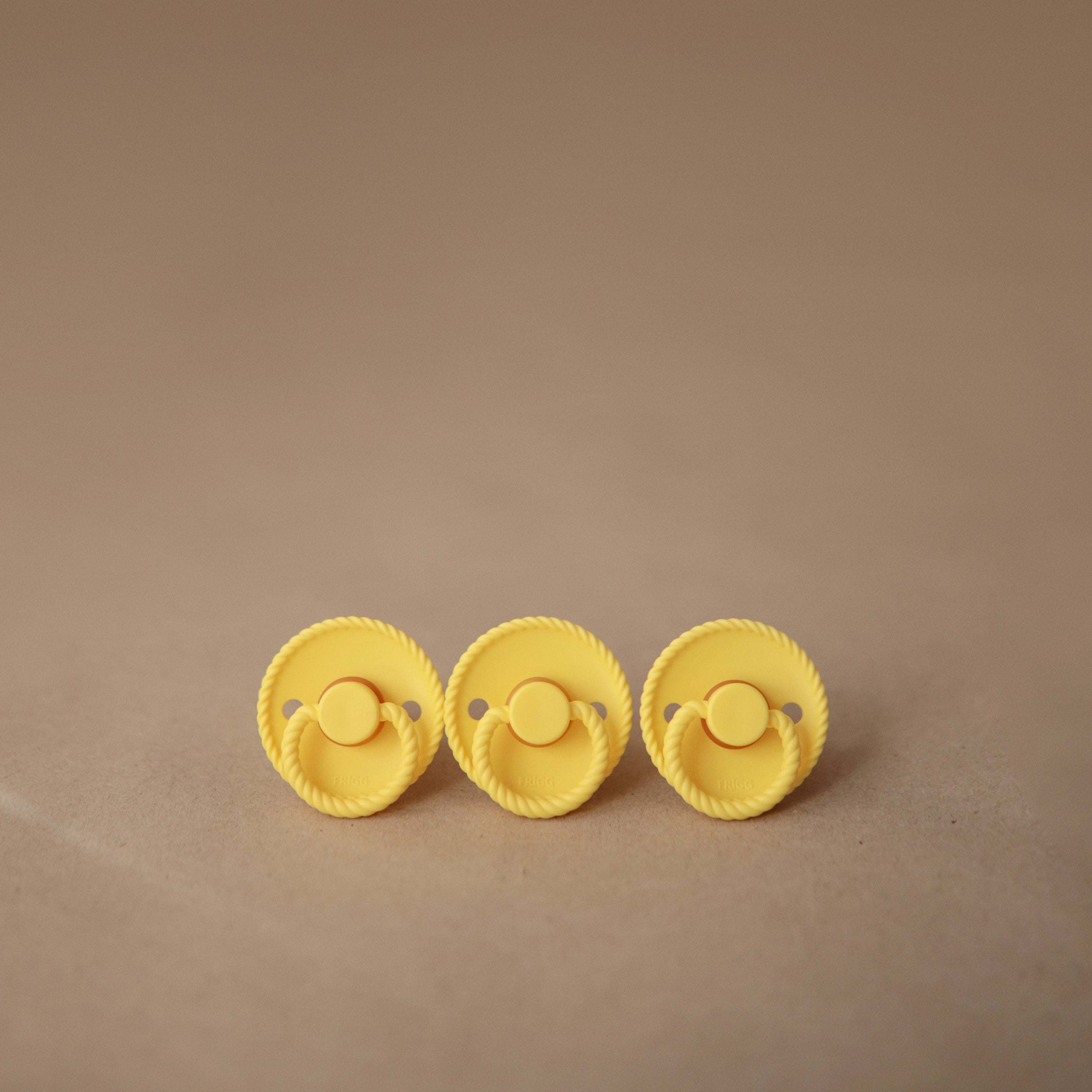 FRIGG Rope/Daisy Natural Rubber Pacifier (Sunflower/Fuchsia) 2
