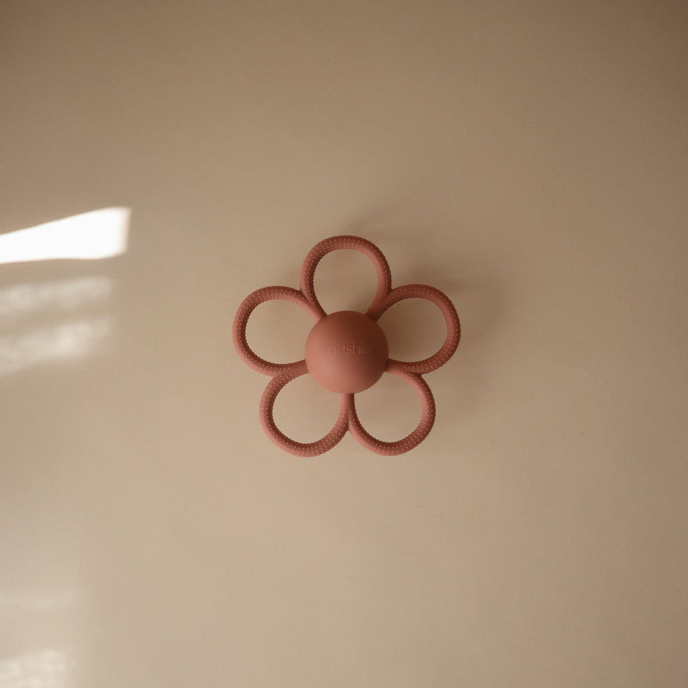 Daisy Rattle Teether – Mushie