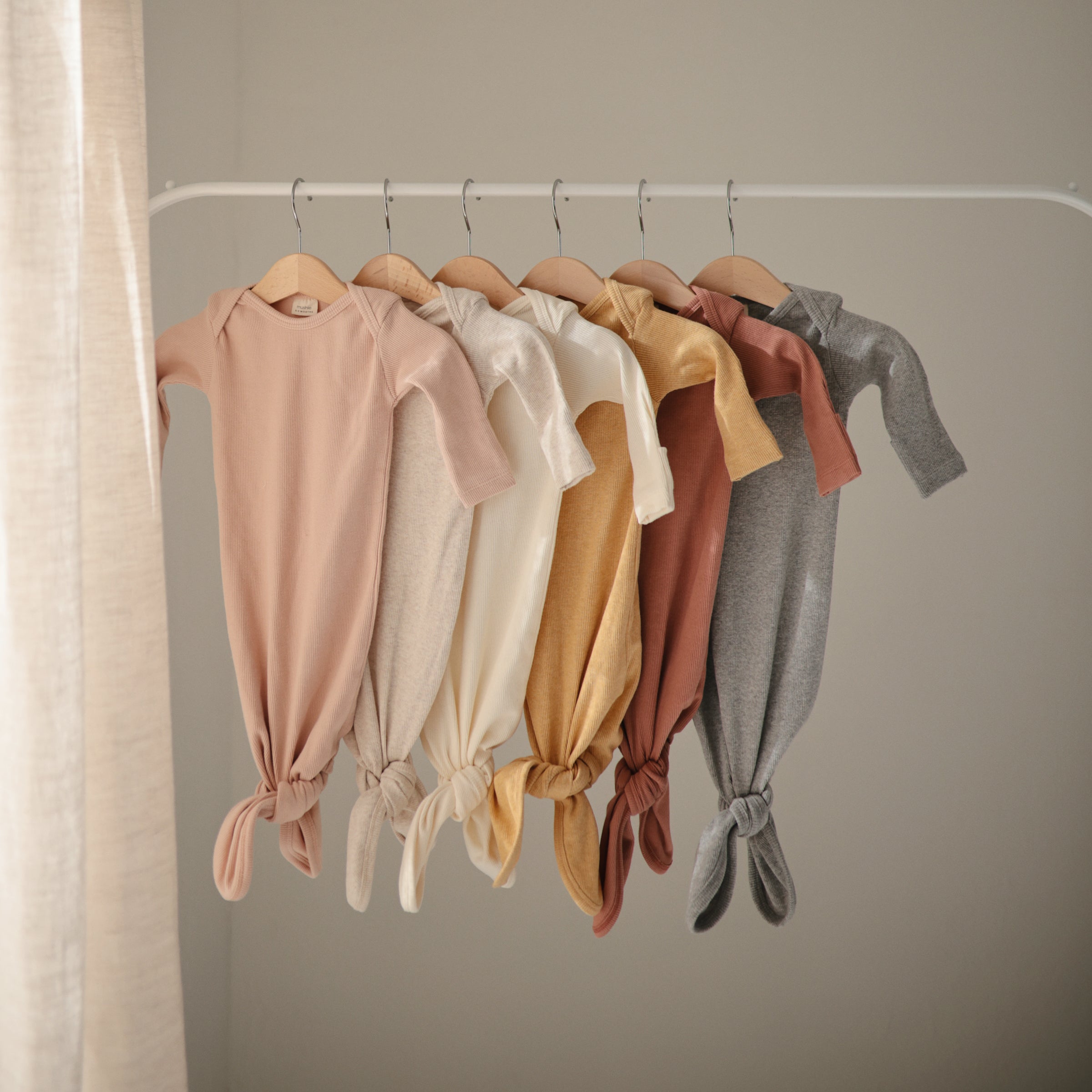 Ribbed Knotted Baby Gown + Beanie Set – Mushie