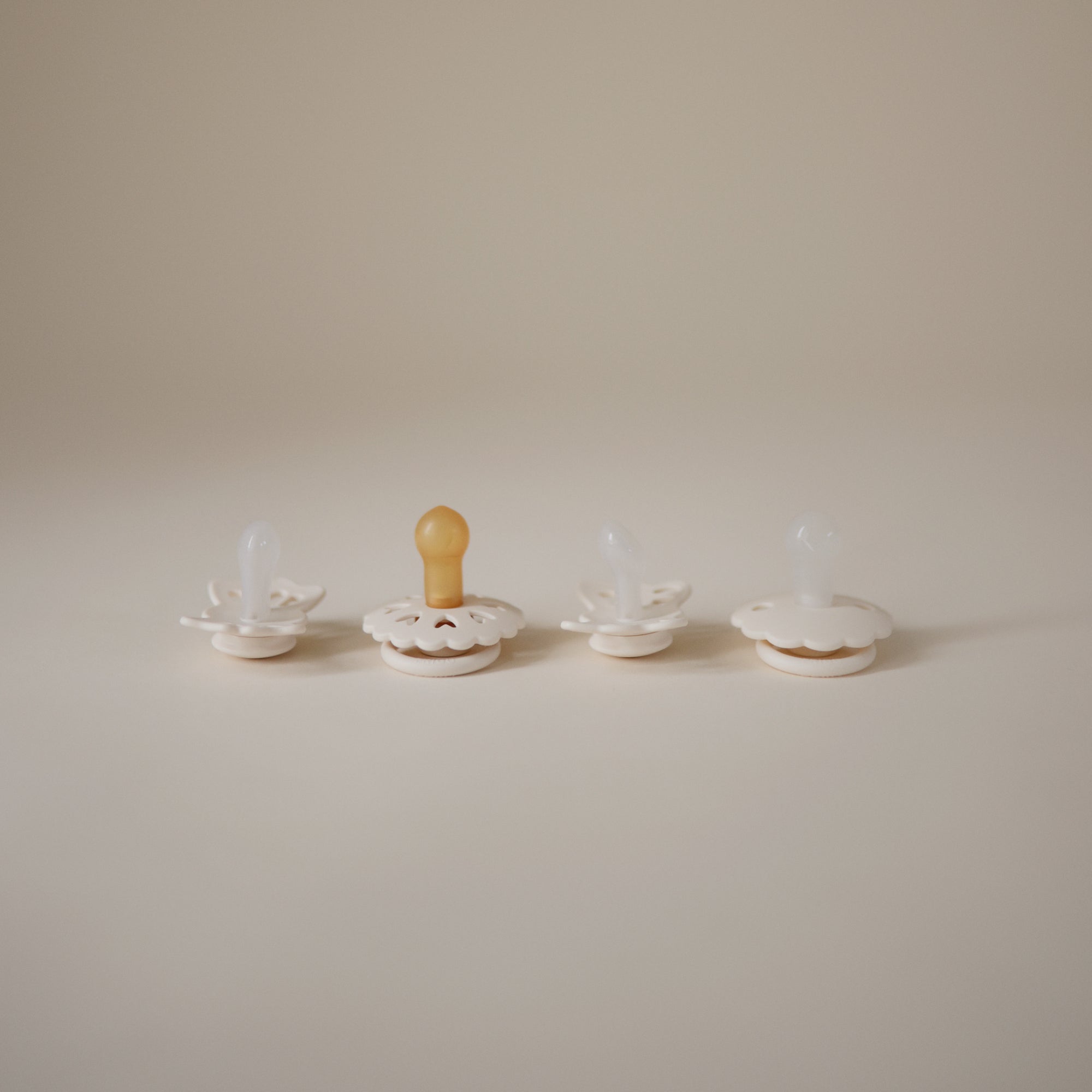 FRIGG Baby's First Pacifier Floral Heart (Cream) 4-Pack – Mushie